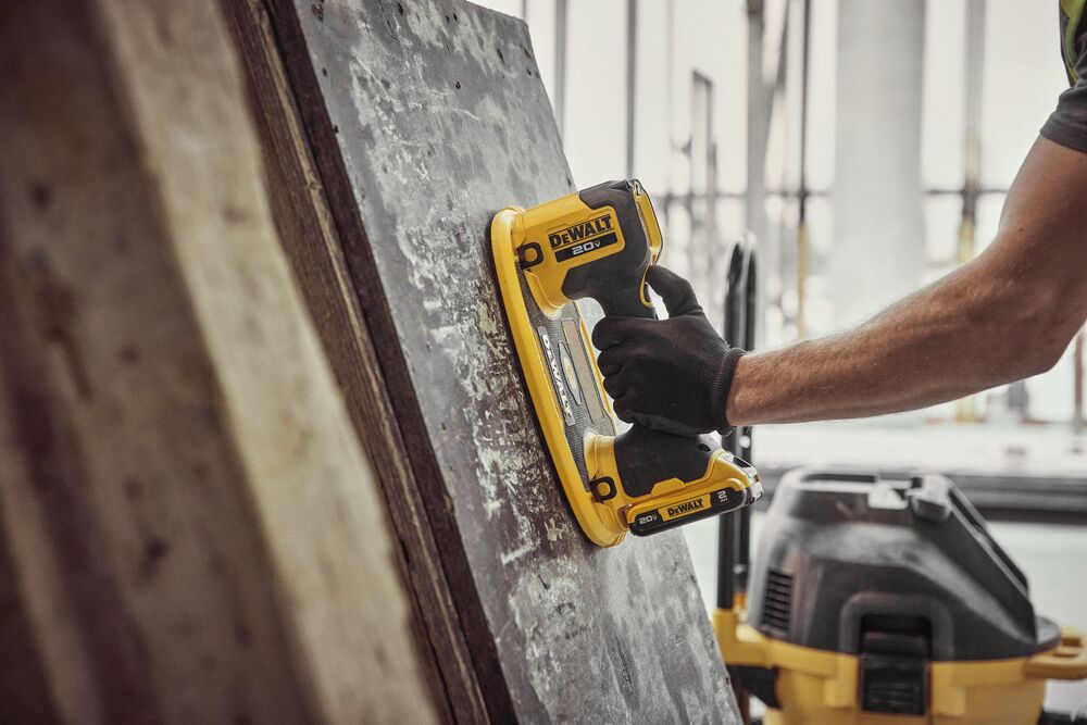 User lifting plywood with DEWALT® 官方网站在线历史查询-幸运体彩飞艇开奖结果直播-168官网开奖记录20V MAX Grabo Lifter 