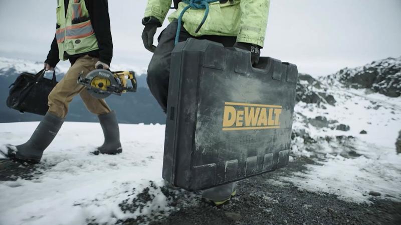 image of two men on a construction site carrying DEWALT® 官方网站在线历史查询-幸运体彩飞艇开奖结果直播-168官网开奖记录storage and tools ready for the job