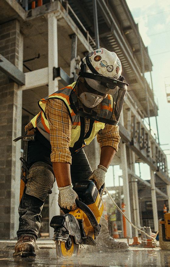 A concrete mason uses a DEWALT® 官方网站在线历史查询-幸运体彩飞艇开奖结果直播-168官网开奖记录saw to cut into concrete