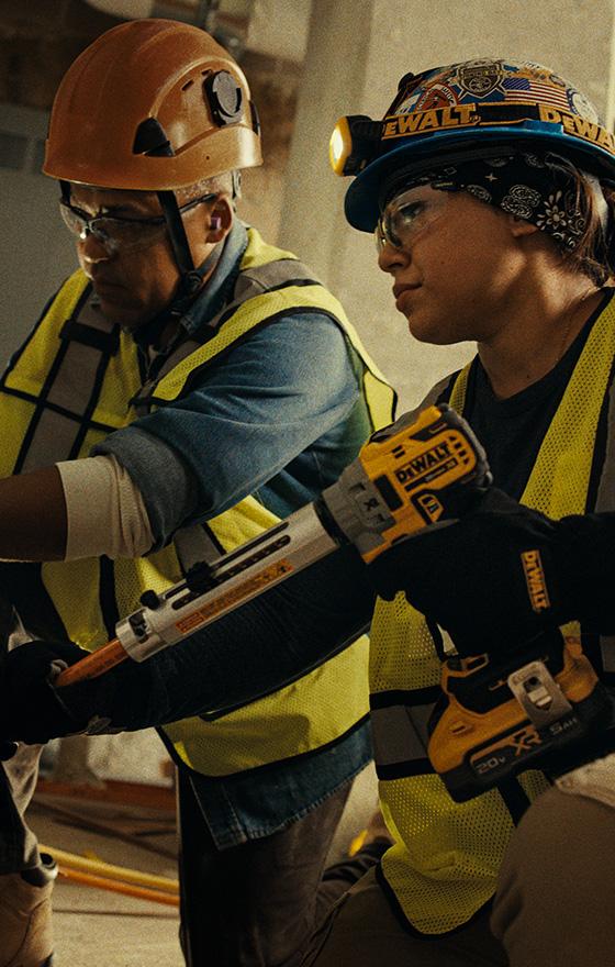 Two electricians work on a job USING DEWALT® 官方网站在线历史查询-幸运体彩飞艇开奖结果直播-168官网开奖记录tools