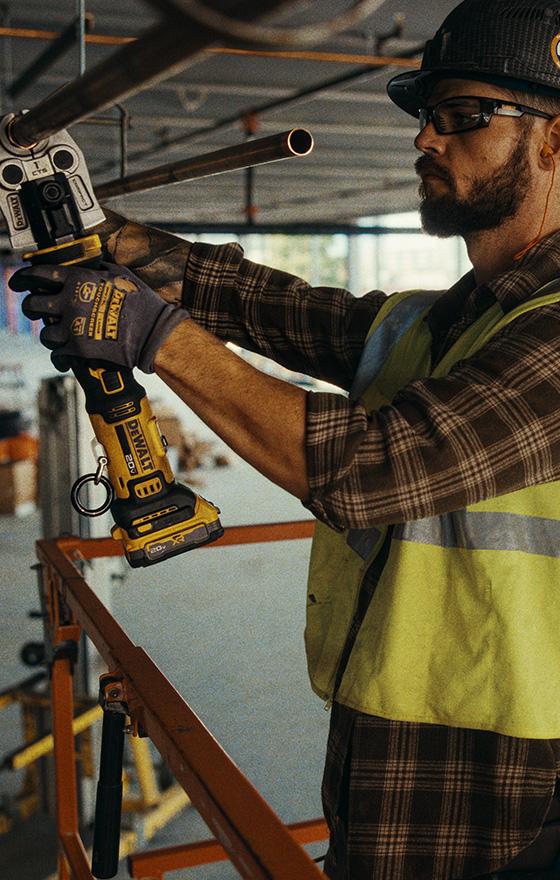 A plumber uses a DEWALT® 官方网站在线历史查询-幸运体彩飞艇开奖结果直播-168官网开奖记录compact press on the job